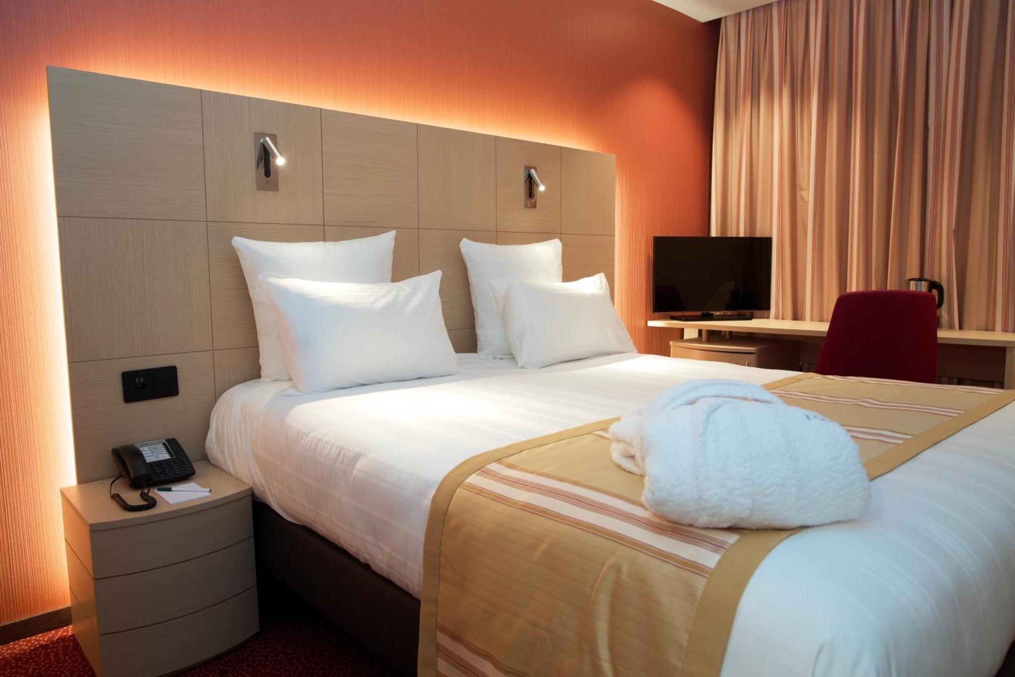 Nash Airport Hotel 4*